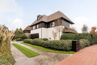 Alleenstaande energiezuinig en uitzonderlijk afgewerkte nieuwbouwvilla op enkele minuten van het centrum van Knokke-Heist.De villa geniet volgende...