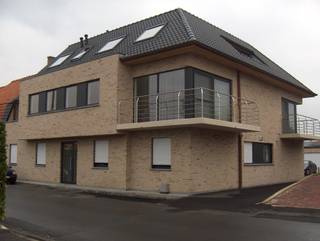 <strong>Passendale - Nieuwbouwappartement met garage op 1ste verdiep te huur.</strong><br /><br /><strong>Bestaande uit:</strong><br />Inkom, living, open keuken, 2 slaapkamers en badkamer<br /><br />+ Ruim terras<br />+ Rustig gelegen maar toch op wandelafstand van centrum, winkel, bushalte en school<br /><br /><strong>Interesse?</strong> Klik hier! https://mijnhuurprofiel.be/property/4e51046c-a502-433a-97b6-cab4fbfe6af1