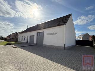 Deze karaktervolle hoeve, gelegen op een perceel van 10a 51ca, bevindt zich op een gunstige ligging nabij het centrum van Geel en biedt tal...