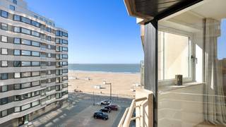 <strong>Mooi gerenoveerd appartement uitgevend op het Manitobaplein in Duinbergen. </strong><br />Afgewerkt met kwalitatieve en tijdloze materialen met een prachtig zijdelings zeezicht. <br /><br />Indeling:<br />Inkomhal met vestiaire en gastentoilet, aangename woonkamer met een prachtig zijdelings zeezicht uitgevend op het zonnig terras (westkant met de middag en avondzon). <br />Volledig uitgeruste open keuken met aansluitend een praktische berging en waslokaal. <br />Master bedroom met ingemaakte kasten en een douchekamer (inloopdouche, lavabo en wc). <br />Tweede slaapkamer met ingemaakte kasten en zijn douchekamer. <br />Fietsenberging in de residentie. <br /><br />EPC: 195 kWh/m² - UC: 3102255