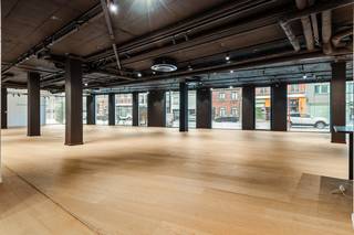 Op een uiterst centrale en uitstekend bereikbare locatie in Wijnegem bevindt zich deze hoogwaardige commerciële ruimte van maar liefst 723 m².<br />Gelegen in de plint van de stijlvolle residentie Annonciaden, waar heel wat erkende assistentiewoningen zijn ondergebracht, geniet deze eigendom van een uitstekende visibiliteit en een constante passage.<br />De ruimte is afgewerkt met oog voor kwaliteit en comfort en is onmiddellijk instapklaar. Ze beschikt onder meer over een elegante parketvloer, een centraal gestuurd verwarmings- en koelingssysteem, een royale plafondhoogte, een representatieve onthaalbalie, een volledig ingerichte keuken en meerdere sanitaire voorzieningen.<br />Dankzij haar flexibele indeling en hoogwaardige afwerking is deze eigendom geschikt voor tal van professionele activiteiten, zoals o.a.: fitness- of wellnesscentrum; pilates- of yogastudio; (para)medische praktijk; showroom; handelszaak; kantoor; opleidings- of polyvalente ruimte; ...<br />De commerciële ruimte beschikt over twee afzonderlijke toegangen, zowel via de Turnhoutsebaan als via de Schoolstraat, wat de bereikbaarheid en functionaliteit aanzienlijk verhoogt. Bovendien kan het pand, mits de nodige aanpassingen, opnieuw worden opgesplitst in twee afzonderlijke handelsruimtes.<br /><br />Een extra troef is de flexibiliteit: deze eigendom is zowel te koop als te huur, waardoor zowel investeerders als eindgebruikers hier een unieke opportuniteit vinden. Er zijn 5 ondergrondse staanplaatsen in de prijs inbegrepen en in de oppervlakte van de polyvalente ruimte is reeds een riante (hoge en brede) garagebox op de gelijkvloerse verdieping inbegrepen.<br /><br />Troeven op een rij:
<ul>
<li>Commerciële ruimte van 723 m²</li>
<li>Zeer centrale toplocatie in Wijnegem</li>
<li>Uitstekende zichtbaarheid en bereikbaarheid</li>
<li>Hoogwaardige en instapklare afwerking</li>
<li>Centrale verwarming en koeling</li>
<li>Meerdere afzonderlijke toegangen</li>
<li>Geschikt voor uiteenlopende commerciële en professionele activiteiten</li>
<li>Mogelijkheid tot opsplitsing in twee units</li>
<li>Zowel te koop als te huur</li>
</ul>
Bent u op zoek naar een representatieve commerciële ruimte met tal van mogelijkheden op een absolute toplocatie? Contacteer Vons via info@vbvastgoed.be of 03 337 50 70 voor meer informatie of een vrijblijvende bezichtiging.