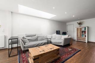 <p>Op zoek naar een<strong> ruime, instapklare én energiezuinige woning </strong>met een <strong>uitstekende locatie nabij Aalst</strong>? Dan is deze volledig gerenoveerde gezinswoning zeker een bezoek waard! </p>
<p>De woning werd gerenoveerd met <strong>hoogwaardige materialen</strong> en beschikt over een prachtige,<strong> lichtrijke leefruimte</strong> die naadloos overgaat in de <strong>open keuken</strong> met eetplaats. De <strong>grote raampartijen </strong>zorgen voor een aangenaam zicht op de grote tuin en creëren een verbinding tussen binnen en buiten. Verder bevindt er zich een praktische wasruimte/berging en gastentoilet op het gelijkvloers.<br /><br />Op de bovenverdieping bevinden zich <strong>drie ruime slaapkamers</strong>, een <strong>luxueuze badkamer</strong> en een extra kamer die perfect kan dienen als <strong>bureau</strong> of <strong>dressing</strong>.</p>
<p>Dankzij de <strong>energiezuinige renovatie (EPC-label B) </strong>en de volledig <strong>vernieuwde daken</strong>, bent u verzekerd van een woning die helemaal klaar is voor de toekomst. Bovendien geniet u van een <strong>vlotte bereikbaarheid</strong> met openbaar vervoer, winkels en het centrum van Aalst in de nabije omgeving.</p>
<p><strong>Contacteer ons vandaag nog voor een bezoek via 053 41 40 25 of living@era.be!</strong></p>
