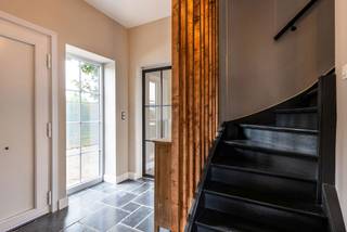 <p>Deze instapklare, gerenoveerde woning (2021) is gelegen op een uitstekende locatie in Mariakerke, met een vlotte verbinding naar Gent, winkels, scholen, openbaar vervoer en belangrijke invalswegen. <br /><br />Bij het betreden van de woning kom je binnen in de ruime inkomhal, die toegang biedt tot de lichtrijke leefruimte en de bovenverdieping. De gezellige woonkamer sluit naadloos aan op de open, volledig uitgeruste keuken, vanwaar je een mooi zicht hebt op de tuin.<br /><br />Op de eerste verdieping bevinden zich een ruime slaapkamer en een grote badkamer, uitgerust met zowel een ligbad als een aparte douche. Via een vaste trap bereik je de zolderverdieping, waar een tweede volwaardige slaapkamer is ingericht.<br /><br />Achteraan geniet je van een aangename tuin met terras. Daarnaast beschikt de woning over een vrijstaande garage met plaats voor een ruime wagen en extra bergruimte. De grote oprit biedt bovendien parkeergelegenheid voor meerdere wagens.<br /><br />Troeven:</p>
<ul>
<li>Instapklaar en gerenoveerd in 2021</li>
<li>geen renovatieplicht</li>
<li>Conforme elektrische keuring</li>
<li>Ruime oprit en vrijstaande garage</li>
<li>Uitstekende ligging nabij winkels, scholen, openbaar vervoer en Gent</li>
</ul>
<p><br />Vrij bij akte. <br /><br />Bel Top Vastgoed voor een bezoek op 0475 700 700.</p>