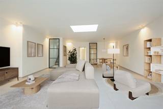 Deze brede woning met epc B (117 kWh/m²/jaar) ligt op wandelafstand van een school en de schilderachtige Scheldeboorden. De zwarte alu en...