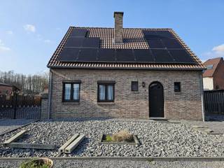 Uit de hand te koop, ruime , gezellige woning in Beverlo. Het is een vrijstaande woning op 5 are, gebouwd in 1992. De woning bevat een inkomhal met toilet, ruime living, keuken en 2 bergplaatsen. Op de bovenverdieping zijn er 3 ruime slaapkamers en een in 2025 volledig vernieuwde badkamer, alsook een zolder. <br />De vloer in de woonkamer, keuken en inkomhal is dit jaar nog vernieuwd.<br />De woonkamer wordt verwarmd door een pelletkachel en er is airco voor verwarming/koeling. Bovendien zijn er zonnepanelen die 5400kw opleveren. Dat is voldoende om te verwarmen en het huis te voorzien van voldoende electriciteit, waardoor ik per maand slechts 28€ electriciteit betaal. <br />Buiten is er 5 jaar geleden een garage bijgebouwd en kan u genieten van een ruime, gezellige, zonnige tuin.