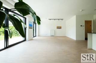 <span>Modern appartement met zuidwest-gerichte tuin in Mechelen (Muizen). Ben je op zoek naar een rustig gelegen, gelijkvloers appartement nabij Mechelen, met vlotte verbinding naar belangrijke invalswegen? Dan is dit exact wat je zoekt! Dit tot-in-de-puntjes afgewerkt appartement geniet van veel lichtinval en alle comfort. <br /></span><span><br />Indeling: dit gelijkvloerse appartement omvat een centrale inkomhal, met inbouwkasten, die toegang biedt tot alle ruimtes. De ruime leefruimte, uitgevoerd in massieve parket, en de open keuken genieten van veel lichtinval door de gevelbrede ramen en geven toegang tot de zonovergoten (zuidwest-gerichte) tuin. Deze ramen zijn voorzien van zonnewering. De slaapkamer geniet van veel opbergruimte door de ingebouwde kasten. De strakke badkamer heeft een ligbad met verstelbare douchekop en een lavabomeubel. Verder is er apart toilet, een technische berging met aansluiting wasmachine en droogkast en een ruime keukenberging , een gemeenschappelijke ondergrondse fietsenstalling. Het appartement is in 2021 volledig ontworpen en vervaardigd uit duurzame materialen en maakt gebruik van Niko home domotica. Deze geven het appartement een moderne look en een warm en huiselijk gevoel. Oorspronkelijk was dit voorzien als 2-slaapkamer appartement. Het is dus mogelijk om mits plaatsen van een wand een tweede slaapkamer te voorzien.</span><br /><span><br /></span><span><span>Concreet: g</span></span>ezellig en instapklaar appartement met één slaapkamer (mogelijkheid 2 slaapkamers), zuidwest-gerichte tuin en alle comfort gelegen in Mechelen (Muizen). <br />Vlotte verbinding naar de E19 en het openbaar vervoer. Op amper 10 minuutjes ben je met de fiets in centrum Mechelen en aan het natuur- en wandeldomein Mechels Broek. <br />Moderne en duurzame materialen gebruikt. In de keuken is het materiaal Dekton gebruikt. Dekton is extreem hittebestendig en kras- en slijtvast. Ideaal voor een echte keukenprins(es). Zonnewering, domotica via Niko Home Control voorzien.
<p>Mogelijkheid om de ondergrondse staanplaats bij te kopen voor €29.000,- (leidingen voor laadpaal voorzien - laadpaal kan overgenomen worden).</p>
<span>Interesse? Aarzel niet ons te contacteren (per mail info@immosir.be of telefonisch 015/65.50.05) om een afspraak in te plannen.</span>