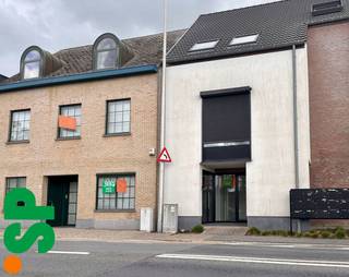 Het appartement heeft de volgende indeling: Via de inkomhal met gastentoilet (tegels) en ingemaakte kasten is er toegang tot de ruime en...