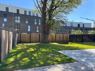 In een gezellige, verkeersarme straat vlak bij het centrum van Schilde vind je deze stijlvolle halfopen woning die het beste van twee...