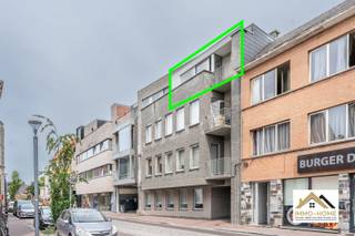 Dit ruime appartement is gelegen op de bovenste verdieping van het gebouw, en is te bereiken via zowel trap als lift. Zo kom je in je eigen centrale hall, die alle ruimtes met elkaar in verbinding brengt. Aan de straatkant bevindt zich de leefruimte met open keuken, waar je mooi uitzicht hebt over de skyline van Zele centrum. De keuken is handig ingericht, en je hebt hier ook toegang tot twee kleine terrasjes. De twee slaapkamers bevinden zich aan de achterzijde van het gebouw, en daartussen is er voorzien in een ruime ontvangsthall met badkamer en een apart toilet. Dit is een mooie opportuniteit voor wie wil wonen in het centrum van het bruisende Zele, en tegelijkertijd ook van alle rust wil genieten. Bezoekdag Inschrijven via mail naar stefan@immo-home.be, geen telefonische inschrijvingen! Volg ons op Fb en Insta. Voor meer info: www.immo-home.be. GRATIS SCHATTING & GRATIS FINANCIEEL ADVIES