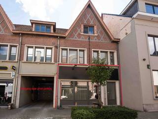Op zoek naar een <span><strong>commercieel handelspand op een centrale ligging</strong></span> in Deerlijk?<br />Dit verzorgde pand in de Schoolstraat biedt een mooie combinatie van zichtbaarheid, praktische ruimte en eigen parkeergelegenheid.<br />De handelsruimte beschikt over een <span><strong>ruime winkelruimte met etalage</strong></span>, ideaal voor wie zijn zaak op een aantrekkelijke en zichtbare manier wil presenteren.<br />Het pand is <span><strong>volledig in orde en kan zonder grote aanpassingen in gebruik worden genomen</strong></span>.<br />Achteraan bevinden zich<span><strong> 2 toiletten, een keuken en een praktische opslagruimte</strong></span>. Vanuit de opslagruimte is er rechtstreeks toegang tot de <strong><span>afgesloten parking, waar 2 privéstaanplaatsen</span> <span>bij het handelspand inbegrepen zijn</span></strong>. Een mooie troef voor zowel de uitbater als het personeel.<br />Daarnaast beschikt het pand over een <span><strong>kelder</strong></span>, altijd interessant voor stockage en bergruimte.<br />Dankzij de <span><strong>centrale ligging, de mooie etalage, de praktische indeling en de eigen parkeerplaatsen</strong></span> is dit een interessante opportuniteit voor uiteenlopende commerciële activiteiten. Krijgt u er al zin in ? Contacteer Peter : 0496/176878<br />EPC : 288 en UC : 2635-KNR1