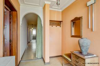 Ben je op zoek naar een comfortabele woning zonder trappen? Deze instapklare gelijkvloerse bungalow biedt een praktische indeling, ruime leefruimtes en heel wat extra bergruimte. <br /><br />INDELING<br />Via de inkomhal komt u in de woning. Van hieruit heeft u toegang tot het apart toilet, de verschillende leefruimtes en de slaapkamers.<br /><br />De woning beschikt over een grote en aangename leefruimte, ideaal voor het creëren van een gezellige zithoek en eetplaats. Aansluitend bevindt zich de keuken, met toegang tot de veranda. Deze biedt een fijne extra leefruimte en een aangename verbinding met buiten.<br /><br />Verder zijn er 3 slaapkamers, waarvan één slaapkamer uitgerust is met een praktische inbouwkast. De vernieuwde badkamer zorgt voor extra comfort.<br /><br />Een grote troef is de volledig onderkelderde woning. Daarnaast beschikt de woning over een inpandige garage, wat zorgt voor extra gemak en comfort.<br /><br />De bungalow is instapklaar en kan zonder grote werken meteen betrokken worden. Met een EPC-label D is er bovendien geen renovatieverplichting.<br /><br />PLUSPUNTEN<br />+ Gelijkvloerse, instapklare bungalow<br />+ Grote leefruimte<br />+ Vernieuwde badkamer<br />+ 1 slaapkamer met inbouwkast<br />+ Volledig onderkelderd<br />+ Inpandige garage<br />+ Geen renovatieverplichting<br /><br />Een praktische en comfortabele woning met alles op één niveau, ideaal voor wie op zoek is naar een instapklare bungalow met veel ruimte en bergruimte.