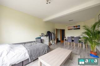 <p><span><span>In een levendige en gegeerde Borgerhoutse wijk, vinden we dit leuk 2 slaapkamer appartement terug. Het bevindt zich op het derde verdiep in een goed onderhouden residentieel gebouw.</span></span></p><p><span><span>De buurt biedt op wandelafstand verschillende voorzieningen met de nodige stadscharme: aangename pleintjes (Moorkensplein, Dageraardplaats), winkels, groen en het openbaar vervoer (waaronder het Centraal Station). In een mum van tijd ben je zo in het stadscentrum of op de Ring van Antwerpen.</span></span></p><p><span><span> </span></span></p><p><span><span>Ideaal voor starters of als investering (huidige huuropbrengsten €1000/mnd + €200/mnd vaste kosten)</span></span></p><p><span><span> </span></span></p><p><span><span>Grootste troeven:</span></span></p><p><span><span>-Centrale locatie</span></span></p><p><span><span>-Gunstig EPC (B): 123kWh/m²/jaar</span></span></p><p><span><span>-Goed onderhouden residentieel gebouw</span></span></p><p><span><span>-Conforme elektrische keuring</span></span></p><p><span><span>-Incl. privatieve kelderberging</span></span></p><p><span><span>-Rendement van 5,58%! (aankoopkost incl. registratie!)</span></span></p><p><span><span> </span></span></p><p><span><span>Indeling:</span></span></p><p><span><span>inkomhal met toegang tot de zonnige en ruime leefruimte (30m²) met aansluitend een geïnstalleerde keuken (8m²). Via de hall is er toegang tot de berging alsook de ingerichte badkamer (5m²) met ligbad en een apart toilet. Aan achterzijde bevinden er zich 2 slaapkamers (17m² & 11m²). Waarvan de grootste slaapkamer toegang heeft tot het ruime terras (7m²).</span></span></p><p><span><span> </span></span></p><p><span><span>Voor meer informatie kan u terecht bij Area Partners: Info@area.be of 03/284.60.60</span></span></p>