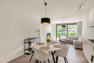 <p><strong><span>1 </span>Slaapkamer appartement<br />Huurprijs: 950,- euro per maand</strong><br /><strong>+ 50,- euro per maand gemeenschappelijke kosten</strong><br /><strong>Kosten plaatsbeschrijving wijn 50/50 te betalen door huurder en verhuurder</strong><br /><strong>Huurwaarborg = 3 maanden huur</strong><br /><strong>Beschikbaar: per 01/08/2026 of in overleg met de huidige huurders</strong><br />********<br />Modern appartement met <strong>1 slaapkamer</strong> <strong>nabij het centrum van Heide, Kalmthout!</strong><br /><br />Dit appartement is gelegen op de gelijkvloerse verdieping en is voorzien van:<br />- Een<strong> </strong>inkom <br />- Een apart toilet met handenwasser<br />- Een <strong>lichtrijke leefruimte </strong>met toegang tot het<strong> terras (ca. 10,8 m²)</strong><br />- Een <strong>open keuken voorzien van alle toestellen</strong><br />- Een handige berging (ca. 3,7 m²) met aansluiting voor was- en droogmachine<br />- Een <strong>slaapkamer (ca. 12,7 m²)</strong><br />- Een moderne badkamer met inloopdouche <br /><br />Algemeenheden:<br />- €50 maandelijkse kosten<br />- <strong>Lift</strong><br />- Voorzien van <strong>extra berging ( ca. 4,9 m²)</strong><br />- Afgewerkt met <strong>kwaliteitsvolle materialen</strong><br />- Staanplaats</p>