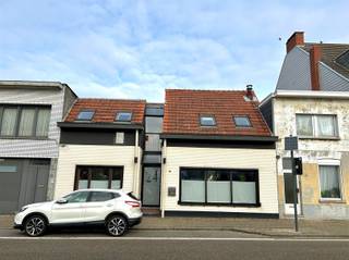Ruime woning met 4 slaapkamers en grote tuin op een centrale, landelijke locatie, indeling : inkomhal met bureel/fietsenberging, toilet, toegang...
