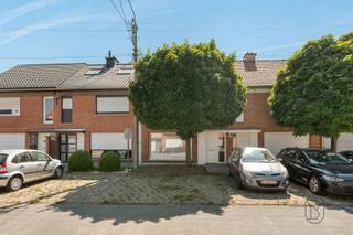 <p>Deze instapklare woning geniet van een rustige ligging en een vlotte bereikbaarheid. Dankzij de zuidgerichte tuin, de garage met uitweg achteraan en de praktische indeling is dit de ideale woning voor wie comfortabel wil wonen.</p><p>Indeling: op het gelijkvloers vindt u een inkomhal, een lichtrijke leefruimte, een keuken met ontbijthoek, een praktische berging en een badkamer uitgerust met douche, lavabo en toilet. De eerste verdieping beschikt over twee volwaardige slaapkamers, een dressing/bureau en een apart toilet. Daarnaast zijn er een zolder en een droge kelder die extra opbergruimte bieden. De woning beschikt over een aangename zuidgerichte tuin en een garage met poort, bereikbaar via de uitweg achteraan. Voor de woning is eveneens parkeergelegenheid aanwezig.</p><p>Troeven: instapklare, gerenoveerde woning, zuidgerichte tuin, garage met poort en uitweg achteraan, centrale verwarming op aardgas, regenwaterput van 5.000 liter, conforme elektriciteit, rustige ligging met vlotte verbindingen.</p><p>Interesse? feline@immobeguin.be</p>