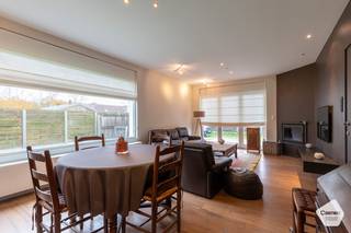 Eens de automatische schuifdeur voorbij, bevindt u zich op een mooi perceel met zowel een Oostgericht als een Zuidgericht terras.<br />'s Morgens genieten van het ochtendgloren op het terras en 's avonds uitblazen in de avondzon.<br />Deze woning biedt veel mogelijkheden door de ruime slaapkamers en de vele opslagruimte.<br /><br />Graag leggen wij uit hoe dit pand is ingedeeld:<br /><br />Gelijkvloerse verdieping:
<ul>
<li>Inkomhal met gastentoilet;</li>
<li>Ruime badkamer met lavabo, ligbad en douche;</li>
<li>Kamer die zowel kan ingericht worden als kantoor of slaapruimte;</li>
<li>Leefkeuken met schuifraam die uitgeeft op het terras;</li>
<li>Lichtrijke, gezellige woonkamer met parket en open haard;</li>
<li>Inpandige garage met aansluiting voor wasmachine;</li>
<li>Dubbele garage met sectionale poort;</li>
<li>Opbergruimte onder de trap;</li>
</ul>
Eerste verdieping:
<ul>
<li>Nachthal;</li>
<li>4 zeer ruime slaapkamers met plankenvloer;</li>
</ul>
Enkele troeven:
<ul>
<li>Geen renovatieplicht, gunstig EPC label;</li>
<li>Regenput van 5.000L;</li>
<li>Videofoon;</li>
<li>Elektrische zonneluifel;</li>
</ul>
Aarzel niet en plan nu uw afspraak!