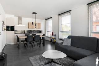 <p><strong>Energiezuinig 2-slaapkamerappartement (85 m²) met staanplaats op centrale locatie in Bornem<br /></strong>Op een centrale locatie in Bornem, in de Egied De Jonghestraat, bevindt zich dit verzorgde, instapklare en energiezuinige appartement met een bewoonbare oppervlakte van ca. 85 m².<br /><br />Het appartement beschikt over een aangename en lichtrijke leefruimte met aansluitende eetkeuken, een ruime hoofdslaapkamer en een tweede kamer die polyvalent kan worden ingericht als tweede slaapkamer, bureau, logeer- of kinderkamer. Dankzij de praktische indeling, het hedendaagse wooncomfort en de uitstekende energieprestatie vormt dit appartement een interessante opportuniteit voor zowel eigen bewoning als investering.<br /><br /><strong>Belangrijke kenmerken:</strong><br />- Ruim appartement met een bewoonbare oppervlakte van 85 m² en veel natuurlijk licht<br />- Twee kamers, waarvan de tweede polyvalent kan worden ingericht als slaapkamer, bureau, logeer- of kinderkamer<br />- Ruime leefruimte met aansluitende eetkeuken<br />- Badkamer met douche en dubbele wastafel<br />- Praktische wasruimte/berging<br />- Apart toilet<br />- Kwalitatieve ingemaakte kasten<br />- Privatieve autostaanplaats achteraan het gebouw, inbegrepen in de prijs<br />- Gemeenschappelijke fietsenberging (overdekt)<br />- Energiezuinig appartement met EPC-label A<br />- Ideaal voor eigen bewoning of als investering<br /><br /><strong>Technische kenmerken:</strong><br />- E-peil: E34<br />- Energieprestatie: 54 kWh/m²/jaar<br />- Ventilatiesysteem type D<br />- Elektrische keuring conform<br />- Vloerverwarming doorheen het volledige appartement<br /><br /><strong>Nabije omgeving:<br /></strong>- Zeer rustige ligging zonder druk doorgaand verkeer<br />- Groene omgeving met mooie wandelmogelijkheden langs de dijk en tussen de weilanden<br />- Vlotte verbinding richting de N16 en A12<br />- N16 bereikbaar in minder dan 10 minuten met de wagen<br />- Ruisbroek bevindt zich vlakbij en is vlot bereikbaar, op ca. 10 minuten fietsen<br />- Zowel Puurs als het centrum van Bornem zijn op ca. 15 minuten fietsen bereikbaar<br />- Ideale combinatie van rustig en groen wonen met een goede bereikbaarheid<strong><span><br /><br /></span></strong><strong>Indeling:</strong><br />Via de inkomhal bereikt u de verschillende ruimtes van het appartement. De lichtrijke woonkamer sluit aan op de ruime eetkeuken, waardoor beide ruimtes samen een aangenaam leefgedeelte vormen. Verder beschikt het appartement over twee kamers, een badkamer met douche en dubbele wastafel, een praktische bijkamer/berging en een apart toilet. Het aangeleverde grondplan bevestigt deze indeling en toont onder meer de woonkamer, eetkeuken, slaapkamer, tweede kamer, badkamer en bijkamer.<br /><br />Achteraan het gebouw beschikt het appartement bovendien over een privatieve autostaanplaats voor één wagen, inbegrepen in de prijs.<br /><br />Kortom, een instapklaar, energiezuinig en praktisch ingedeeld appartement met privatieve autostaanplaats op een centrale locatie in Bornem, ideaal voor wie op zoek is naar een comfortabele eigen woonst of een interessante vastgoedinvestering.<br /><br />Stedenbouwkundige inlichtingen in aanvraag.</p>