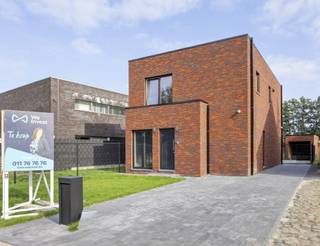 Stijlvolle , bijna energieneutrale nieuwbouwwoning met 4 slaapkamers en aparte garage (incl. elektrische kantelpoort ondertussen). Extra...