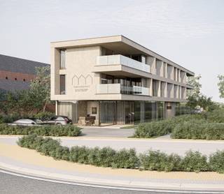 In de prestigieuze Residentie Westlane komt een ruime handelsruimte (133 m²) op het gelijkvloers te koop. Dankzij de ligging met een goede zichtbaarheid vanaf de Natiënlaan is dit een absolute toplocatie voor wie wil ondernemen met uitstraling.<br /><br />Hoewel het pand rustig ligt aan de achterzijde, geniet u nog steeds van uitstekende toegankelijkheid. Extra troeven zijn de mogelijkheid tot aankoop van privéstaanplaatsen achter het gebouw en de publieke parking in de buurt, waardoor klanten en bezoekers eenvoudig kunnen parkeren. Ook het Fastnet laadpunt naast de residentie is een grote meerwaarde. Het pand ligt bovendien op wandelafstand van het centrum van Westkapelle, scholen en lokale handelaars, wat het aantrekkelijk maakt voor zowel commerciële als dienstverlenende activiteiten.<br /><br />Dit pand wordt casco aangeboden, waardoor u volledige vrijheid heeft om de ruimte in te richten volgens uw eigen visie. De beschikbare indelingsplannen geven alvast inspiratie voor een efficiënte en functionele inrichting.<br /><br />Dit handelspand biedt een uitstekende opportuniteit voor ondernemers die een stijlvolle en goed bereikbare locatie zoeken, of voor investeerders die kiezen voor een eigendom met sterke verhuurpotentie.<br /><br />Meer informatie? Contacteer Wilem Cauwels Real Estate: 050/89.27.70