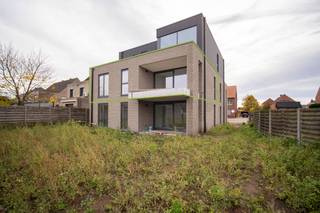 <p>Interesse in een bezoek? Plan hier uw online bezoek! of neem contact op met de makelaar noor.helsen@copandi.be of via +32 471 90 18 10.<br /><br />Intrede vanaf 1 januari 2026!</p>
<p><strong>Nieuwbouwappartement te huur nabij het centrum van Geel</strong></p>
<p>Dit recent nieuwbouwappartement, gelegen aan de Katersberg is perfect gelegen op fietsafstand van het centrum en alle voorzieningen!<br />Het gebouw wordt momenteel volledig afgewerkt en biedt een moderne en comfortabele woonomgeving. De indeling omvat een ruime leefruimte met open keuken, twee slaapkamers, een badkamer met meubel en inloopdouche, afzonderlijk toilet en een extra berging.</p>
Een extra troef: in de huurprijs is een aparte berging en een garagebox inbegrepen.<br /><br />✅ Zonnepanelen<br />✅ Ventilatie type C+<br />✅ Warmtepomp lucht/water<br />✅ Vloerverwarming<br />✅ Volledig afgewerkt terras<br />✅ Rustige locatie nabij centrum<br />✅ Garagebox en berging<br /><span></span>