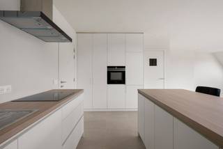 Dit ruime appartement op de tweede verdieping biedt een prachtig uitzicht over het groene landschap van Oosteeklo. Grote raampartijen zorgen voor...