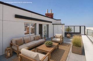 Dakappartement met ruim terras van ca. 45 m², gelegen op enkele stappen van de zee in het Zoute. Het appartement werd volledig gerenoveerd en geniet vanuit de leefruimte en het terras van een mooi weids zicht over de hinterlanden van Knokke.<br /><br />De indeling omvat een inkomhal met vestiaire, een lichtrijke leefruimte met gezellig salon en ingemaakte kasten, en een volledig geïnstalleerde open keuken met eiland. Zowel de leefruimte als de keuken geven uit op het zonnige terras, voorzien van een zonnetent en ruime berging.<br /><br />Verder beschikt het appartement over een aparte slaaphoek met ingemaakte kast en een douchekamer. In de residentie is tevens een gemeenschappelijke fietsenberging aanwezig.