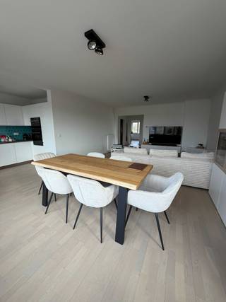 Ruim en lichtrijk appartement in rustige, doodlopende straat te Wommelgem.<br /><br />Dit instapklare appartement is gelegen in een rustige, doodlopende straat, ideaal voor wie op zoek is naar comfort en een rustige woonomgeving. De ligging biedt een extra troef met een hondenpark en speeltuin op wandelafstand.<br /><br />Bij het betreden van het appartement kom je in een ruime en royale inkomhal, die meteen een aangenaam gevoel van ruimte geeft. De grote leefruimte geniet van veel lichtinval met vliegenraam en sluit naadloos aan op de open keuken, wat zorgt voor een moderne en gezellige leefomgeving.<br /><br />Het appartement beschikt over drie volwaardige slaapkamers van respectievelijk 16 m², 12 m² en 9 m², ideaal voor een gezin, thuiskantoor of hobbyruimte. 2 van de 3 kamers beschikken alsook over vliegramen. <br /><br />Verder is er:<br /><br />een badkamer<br />een aparte ruimte voor wasmachine en droogkast<br />een grote, droge kelder, perfect voor extra stockage<br /><br />Contact via contactformulier (mail) of telefonisch: <br /><br />+3249 363 52 49<br />+3249 725 00 50<br /><br />elize.mol@hotmail.com<br /><br /><br />