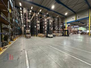Het magazijn met een oppervlakte van 2.500 m² heeft een vrije hoogte van +/- 14 m en is voorzien van een polybetonvloer. De ruimte is toegankelijk...