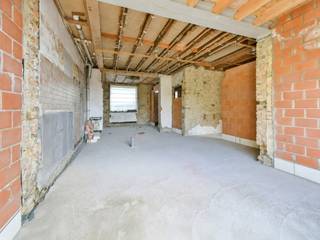 Welkom in deze woning gelegen in de Amersveldestraat 193 te Kortemark, een unieke opportuniteit voor wie op zoek is naar een project dat volledig naar eigen smaak en wensen kan worden afgewerkt.<br /><br />De woning bevindt zich momenteel in ruwbouwstaat, wat u de vrijheid geeft om de indeling, afwerking en technieken volledig zelf te bepalen. Dankzij de reeds aanwezige structuur en volumes beschikt deze eigendom over een uitstekende basis.<br /><br />De woning verwelkomt u in de inkomhal met ruim gastentoilet. Verder is er een ruime open zone die perfect kan worden ingericht als leefruimte, eetplaats en keuken. Aansluitend aan de keuken is er een praktische bergruimte/wasplaats voorzien. Verder beschikt de woning over een extra gelijkvloerse kamer die ideaal kan dienen als bureau of slaapkamer.<br /><br />De eerste verdieping biedt plaats voor drie volwaardige slaapkamers en een badkamer, waardoor deze woning perfect geschikt is voor gezinnen of wie nood heeft aan extra ruimte.<br /><br />Buiten geniet u van een aangename tuin en voldoende parkeermogelijkheden. De rustige, landelijke ligging zorgt voor een aangenaam woonklimaat, met een vlotte bereikbaarheid naar het centrum van Kortemark en omliggende gemeenten.<br /><br />De vermelde prijs is een richtprijs; elk bod, zowel hoger als lager, wordt voorgelegd aan de eigenaar, die zich het recht voorbehoudt dit te aanvaarden of te weigeren.<br /><br />Neem voorsprong met een vrijblijvende en gratis schatting van uw eigendom via:<br />www.residentievastgoed.be/gratisonlineschatten
