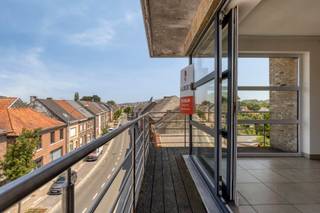 Op een centrale ligging aan de Groteweg in Geraardsbergen, nabij Colruyt, het stadscentrum en tal van voorzieningen, bevindt zich op de derde verdieping van een kleinschalige residentie dit lichtrijk en ruim appartement met 2 slaapkamers. Dankzij de grote raampartijen geniet het appartement van veel natuurlijk licht en een aangenaam ruimtegevoel. <br />Via de ruime inkomhal bereikt u 2 volwaardige slaapkamers, de badkamer en een praktische berging. Verder beschikt het appartement over een open leefruimte met keuken, eetplaats en gezellige living.<br />Troeven:<br />- Ruime terrassen aan zowel de voor- als achterzijde<br />- Mooie zichten op de omgeving en het omliggende groen<br />- Privatieve kelder<br />- Centrale ligging in Geraardsbergen<br />- Vlotte verbinding met alle dagelijkse voorzieningen<br />- Goede bereikbaarheid richting Wetteren en Lessen<br />- Centrale verwarming op aardgas<br />- Airconditioning aanwezig<br />- Elektrische installatie conform<br />- Asbestveilig<br />- EPC-label B<br />- Openbare parkeergelegenheid achter het gebouw<br />- Interessante investeringsmogelijkheid met een rendement van ongeveer 4%<br />Voor meer info en een bezoek, bel Matthias: 0478/32 77 70