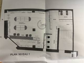 <p><span>Op zoek naar een handelszaak (of investeringspand) op een absolute topligging in het centrum van Diest?</span></p><p><span>Dit ruime handelspand op de hoek van de Koning Albertstraat en de Schaffensestraat biedt u alles wat u nodig heeft voor een zichtbare, vlot bereikbare en professionele uitvalsbasis.</span></p><p><span> </span></p><p><span>Topligging in bruisend centrum</span></p><p><span>Gelegen in de Koning Albertstraat, één van de drukbezochte handelsstraten in hartje Diest, geniet dit pand van:</span></p><p><span>+ Maximale visibiliteit dankzij de grote etalages (lopen ook door aan de zijde van de Schaffensestraat)</span></p><p><span>+ Veel passage van voetgangers en fietsers, én met de wagen goed bereikbaar</span></p><p><span>+ Een commerciële omgeving met diverse winkels, horeca en diensten in de onmiddellijke nabijheid</span></p><p><span>+ Het pand is reeds jarenlang verhuurd aan Klavertje-Vier (kantoorvakhandel, papierhandel en drukwerk), wat de commerciële waarde en de visibiliteit van deze locatie extra onderstreept.</span></p><p><span> </span></p><p><span>Ruime oppervlakte & moderne indeling</span></p><p><span>Met een benutbare oppervlakte van ca. 266 m² biedt dit pand heel wat mogelijkheden voor uiteenlopende handelsactiviteiten.</span></p><p><span> </span></p><p><span>Duplex-indeling met vide</span></p><p><span>+ Lift aanwezig, wat zorgt voor extra comfort en toegankelijkheid</span></p><p><span>+ Grote etalages over hoe hoekgebouw, ideaal voor productpresentatie en visuele marketing</span></p><p><span>+ Veel lichtinval en een open, uitnodigend karakter</span></p><p><span>+ Dankzij de combinatie van open ruimte, hoogte en de vide, kunt u hier zowel een winkelconcept, showroom, dienstverlenend kantoor als combinatie van retail & kantoor perfect realiseren.</span></p><p><span> </span></p><p><span>Ideaal als investering en toegankelijk voor diverse sectoren</span></p><p><span>Dit handelspand leent zich uitstekend voor onder meer:</span></p><p><span>- Detailhandel / speciaalzaak</span></p><p><span>- Boetiek of conceptstore</span></p><p><span>- Kantoor met onthaalfunctie</span></p><p><span>- Dienstverlenend of creatief beroep</span></p><p><span>- Showroom met adviesruimte</span></p><p><span>De bestaande commerciële invulling als drukwerk- en papierzaak bewijst dat dit een functionele en rendabele locatie is voor wie inzet op zichtbaarheid en bereikbaarheid.</span></p><p><span> </span></p><p><span>De huidige huurovereenkomst dient gerespecteerd te worden. Interessante opbrengst. Interessante investering. </span></p><p><span> </span></p><p><span>Interesse in dit handelspand in het centrum van Diest?</span></p><p><span>Neem contact op met Immo Diest voor meer informatie of een bezoek:</span></p><p><span> </span></p><p><span>Website: www.immodiest.be</span></p><p><span>Tel: +32 13 31 25 22</span></p><p><span>E-mail: <span>info@immodiest.be</span></span></p><p><span> </span></p><p><span>360° tour nu te bekijken op de website www.immodiest.be</span></p>