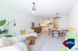 Nabij het hart van Oostende verwelkomen we je in de nieuwbouwresidentie Largo. Dit appartement met 2 slaapkamers is gelegen op de eerste verdieping. Het gebouw is ontworpen met oog voor detail en heeft een tijdloze architectuur. De zon komt door de grote ramen aan de voor- en de achterzijde binnen, waardoor dit appartement baadt in het licht. Het appartement is gelegen vlakbij zee, de haven, de winkels, restaurants, musea en alles wat Oostende te bieden heeft. Het is een slimme investering, of je hier nu zelf komt wonen, een tweede verblijf zoekt of op zoek bent naar een investeringspand. Er zijn ook 2 fietshaken en een kelder voorzien. Verkoop onder BTW stelsel!