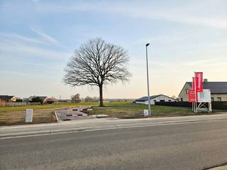 In de landelijke Proosdijstraat in Hertsberge (Oostkamp) biedt Danneels vijf ruime villabouwgronden te koop aan.<br /><br />Je woont hier in een rustige, groene omgeving met zicht op de omliggende velden – en dat op korte afstand van Brugge en het centrum van Oostkamp.<br /><br />De percelen variëren van 581 m² tot maar liefst 3.500 m². De twee grootste kavels combineren een bouwzone met een agrarisch gedeelte, waardoor je hier geniet van een uitzonderlijk gevoel van ruimte en privacy.<br /><br />Alle gronden zijn vrij van bouwverplichting: je kiest dus zelf wanneer en met wie je bouwt.<br /><br />Deze ligging in Hertsberge biedt het beste van twee werelden; een landelijke dorpssfeer met veel groen én alle voorzieningen dichtbij. Scholen, handelszaken, openbaar vervoer en uitvalswegen zoals de E40 bereik je in enkele minuten.<br /><br />Wonen in Hertsberge is wonen in rust, met vrijheid om je droomwoning waar te maken.