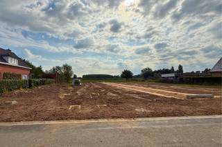 Ontdek deze 2 uitzonderlijk grote bouwgronden voor open bebouwing van 1305 m² en 1134 m² in de Ketelaarsgrasstraat, een bestaande, verkeersluwe woonwijk dicht bij het centrum van Stekene.<br /><br />Hier geniet je van rust, ruimte en een prachtig landelijk vergezicht, met winkels, scholen en openbaar vervoer dichtbij. Dankzij de vlotte verbinding met de E34 sta je snel in Antwerpen of Gent.<br /><br />De percelen zijn bouwrijp gemaakt en worden verkocht zonder bouwverplichting. Je kiest dus helemaal zelf hoe en wanneer je bouwt, met alle vrijheid voor een ruime, stijlvolle woning en een grote tuin op jouw maat.<br /><br />Dankzij de ruiime bouwvoorschriften kan je hier een vrijstaande woning realiseren die perfect aansluit bij jouw wensen. <br /><br />Benieuwd naar de mogelijkheden? Contacteer ons voor meer info.