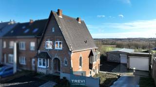 Lembeek, prachtig 3-gevelhuis met mooie volumes en een groot professioneel gedeelte aan de achterzijde bestaande uit twee grote hangars voor...