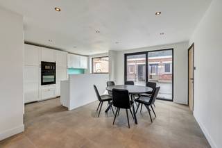 <p>Voor meer info of een bezoek, bel 054 69 39 36 - Gelegen in een rustige straat bevindt zich deze <strong>recent gerenoveerde woning met bijgebouw en zonnige tuin</strong>, waar comfort, ruimte en een uitstekende ligging hand in hand gaan. Deze <strong>instapklare woning met gunstig EPC</strong> werd vernieuwd met oog voor lichtinval, warmte en hedendaags wooncomfort. De <strong>lichtrijke leefruimte met open keuken</strong> vormt het hart van de woning en sluit naadloos aan op het <strong>vernieuwde terras en de onderhoudsvriendelijke tuin</strong>. Het <strong>bijgebouw</strong> biedt tal van mogelijkheden en kan perfect dienen als hobbyruimte, bureau of atelier. Binnen beschikt de woning over <strong>drie volwaardige slaapkamers</strong>, waarvan één momenteel ingericht is als dressing, en een <strong>moderne badkamer</strong> die zorgt voor een praktische en doordachte indeling. De <strong>zolderverdieping</strong> biedt bovendien potentieel voor het creëren van <strong>twee extra kamers</strong>, ideaal voor een groeiend gezin of wie van thuis uit werkt. De ligging is een absolute troef: in een rustige omgeving en toch <strong>op fietsafstand van het centrum van Zottegem</strong>, met winkels, scholen, openbaar vervoer en het station in de nabijheid. Bovendien geniet u van een <strong>vlotte verbinding naar de Vlaamse Ardennen</strong>, perfect voor wie houdt van natuur en ontspanning. (Maatregelen opgenomen in het maatregelenregister: nee)</p>