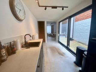 Op zoek naar een smaakvol gerenoveerde woning met alle hedendaags comfort? Deze volledig vernieuwde rijwoning, centraal gelegen in Deinze,...