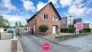 Deze verzorgde, vrijstaande woning ligt op een rustige locatie in Eigenbilzen, op een perceel van 1.500 m². De woning en de tuin grenzen rechtstreeks aan de Vallei van de Krombeek en kijken uit op het omliggende bos en groen. De combinatie van ruimte, privacy en een gezinsvriendelijke omgeving maakt dit een ideale gezinswoning. Scholen, winkels, openbaar vervoer en de verbindingswegen richting Bilzen, Maastricht en de E313 zijn vlot bereikbaar.<br /><br />Met een bewoonbare oppervlakte van circa 175 m² biedt deze instapklare woning royaal en betaalbaar wooncomfort, zowel binnen als buiten.<br /><br />Via de brede inkomhal bereik je de leefruimte van circa 30 m². De hout- en kolenkachel zorgt hier voor extra warmte en sfeer. Aansluitend ligt de leefkeuken, die in 2024 volledig werd vernieuwd. Ze is afgewerkt met een natuurstenen werkblad en uitgerust met een industrieel kookvuur. Dankzij het zicht op de achtertuin, de open verbinding met de leefruimte en de rechtstreekse toegang tot het terras vormt deze leefkeuken het hart van de woning.<br /><br />Naast de keuken bevindt zich een ruime was- en technische berging van circa 22 m². Op het gelijkvloers zijn ook een afzonderlijk toilet en een in 2024 vernieuwde badkamer aanwezig. De badkamer is ingericht met een ligbad en een badkamermeubel met lavabo.<br /><br />Op de eerste verdieping liggen drie slaapkamers van circa 16 m², 15 m² en 8 m². De tweede badkamer beschikt over een inloopdouche, een badkamermeubel met lavabo en een toilet.<br /><br />Daarnaast heeft de woning een praktische kelderberging voor voorraad, gereedschap en ander materiaal.<br /><br />De brede oprit met elektrische toegangspoort leidt naar de achterliggende tuin. Deze royale tuin grenst aan de vallei en biedt volledige privacy. Kinderen hebben hier volop plaats om buiten te spelen, terwijl je op het terras en onder de elektrische zonneluifel vanaf de namiddag van de zon geniet. Het omliggende bos en groen vormen daarbij een rustige achtergrond.<br /><br />Ook energetisch werden al verschillende verbeteringen uitgevoerd. De spouwmuren werden in 2024 geïsoleerd, er zijn zonnepanelen aanwezig en de woning beschikt over pvc-buitenschrijnwerk. Deze ingrepen dragen bij aan het wooncomfort en een lager energieverbruik.<br /><br />Belangrijkste troeven:<br /><br />- Instapklare en gezinsvriendelijke woning<br /><br />- Perceel van 1.500 m², grenzend aan de Vallei van de Krombeek<br /><br />- Royale achtertuin met volledige privacy<br /><br />- Vernieuwde leefkeuken als hart van de woning<br /><br />- Drie slaapkamers en twee badkamers<br /><br />- Spouwmuurisolatie en zonnepanelen<br /><br />Op zoek naar een betaalbaar en royaal wonen in een groene omgeving? Neem dan contact op met Immofair en ontdek tijdens een bezoek hoeveel ruimte, rust en privacy deze energiezuinige gezinswoning te bieden heeft.