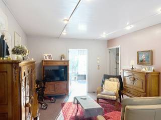 Op zoek naar een veelzijdig pand met commerciële mogelijkheden én een ruime woonst? Dit karaktervolle gebouw in het centrum van Boom biedt het beste van beide werelden!<br /><br /><span>Gelijkvloers:</span><br />Vooraan een ruime winkelruimte met grote etalage, ideaal voor diverse handelszaken.<br />Achteraan een ruim atelier, voorheen gebruikt als bakkerij – perfect voor ambachtelijke beroepen of extra opslag.<br />Aangename koer die extra buitenruimte biedt.<br /><br /><span>Eerste verdieping:</span><br />Gezellige woonkamer en een ruime keuken met aansluitend een zonnig dakterras en prachtig zicht op de tuin van de achterburen.<br />Twee comfortabele slaapkamers en een tussenruimte die diverse mogelijkheden biedt.<br />Badkamer met alle nodige voorzieningen.<br /><br /><span>Tweede verdieping (zolderverdieping):</span><br />Twee zeer grote ruimtes bereikbaar via aparte trappen (voor- en achteraan), die eenvoudig kunnen worden opgedeeld in meerdere kamers.<br />Met een <strong>totale bewoonbare oppervlakte van 314 m² </strong>biedt dit pand eindeloze mogelijkheden: combineer wonen en werken, creëer extra woonunits of maak er een ruim familiehuis van.<br /><br />Toplocatie in Boom!<br />Gelegen in het centrum, met winkels, scholen en openbaar vervoer op wandelafstand. Vlotte verbinding naar Antwerpen en Brussel.<br /><br />Dit pand is <span>onderhevig aan de renovatieverplichting</span> die door de Vlaamse overheid wordt opgelegd voor residentiële gebouwen. <br />Consulteer voor meer informatie :<br />https://www.vlaanderen.be/een-woning-kopen/renovatieverplichting-voor-residentiele-gebouwen<br />Het lage energiepeil kan aangewend worden om bij renovatie gebruik te maken van verschillende renovatiepremies.<br />https://www.vlaanderen.be/premies-voor-renovatie<br /><br />Afmetingen via energiedeskundige.