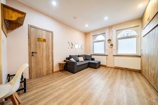 We Invest is pleased to present this ground-floor property ideally located between Berchem-Sainte-Agathe and Molenbeek-Saint-Jean.<br />The apartment, close to all amenities, is situated on the ground floor of a small condominium with no common charges and is arranged as follows:<br /><br />1st entrance: living room, dining area, equipped kitchen, shower room<br />2nd entrance: hallway, dining room, fully equipped kitchen, living room, bedroom, shower room, terrace and garden<br /><br />The two units are separated by a light partition wall. The units are currently operated as short-term rentals, generating approximately €12,000 in the last quarter of 2025. Occupancy rate of 90% over the year. Current gross yield = approx. 17%.<br /><br />Note:<br />Legal situation = a 2-bedroom apartment + garden<br />Actual situation = a studio + a 1-bedroom apartment with garden<br /><br />The property is fully equipped, electricity compliant until 2038. EPC rating E with 268 kWh/m²/year. A cellar and a common area complete this property.<br /><br />Info and visits: maxime.l@weinvest.be<br /> or +32 2 315 77 22.