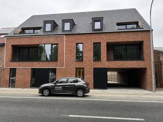 Dit nieuwbouwappartement is gelegen op de Rijselseweg tegenover de verdronken weide op een boogscheut van de Grote Markt en winkels. <br /><br />Het appartement is voorzien van een inkomhal met apart toilet, een lichtrijke woonkamer met open keuken, een berging, 2 slaapkamers, een badkamer, 2 terrassen en private autostaanplaats en een gemeenschappelijke fietsenberging. <br /><br />Gemeenschappelijke kosten: €55/maand. <br /><br />Beschikbaar vanaf 01/09/2026.