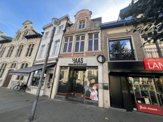Dit handelspand is gelegen op een super commerciële locatie: op de Markt te Lokeren - rechtover de Sint-Laurentiuskerk - met ruime parkeergelegenheid.<br />Het betreft een handelspand waarbij het gelijkvloers bestaat uit een quasi-instapklaar handelsgedeelte met een oppervlakte van ca 90 m².<br />In dit pand waren de laatste decennia verschillende handelszaken gevestigd: een bankkantoor, een kinderschoenenwinkel, een horecazaak, ... De laatste jaren was pannenkoekenhuis HAAS hierin gevestigd, maar wegens pensionering werd deze activiteit stopgezet en heeft de eigenaar besloten het pand te verkopen.<br />Het pand is dan ook onmiddellijk beschikbaar.<br />Op de eerste &amp; tweede verdieping van het gebouw kan een woongelegenheid ingericht worden. Dit deel van het gebouw moet echter grondig gerenoveerd worden.<br />Totale grondoppervlakte = 101 m².<br />KI = 1.949,00 EUR<br />EPC-score = label E (nummer 0003838276)<br />Interesse?<br />Neem dan contact op met Hans op GSM +32 497 26 99 37<br />of via e-mail: hans@finactor.be