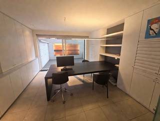 Op een goeie locatie in het centrum van Koksijde vindt u dit veelzijdige handelspand met tal van mogelijkheden. De commerciële ruimte geniet van...