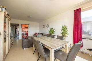 <p>Op een centrale bereikbare locatie in Merksem vinden we dit kleinschalig appartementsebouw met 3 units terug. Het gebouw verkeert in degelijke staat en het dak werd reeds geïsoleerd. Op de bovenste verdieping vinden we dit appartement van 78 m² terug.</p><p></p><p>Via de centrale hal met vestiaire bereiken we de leefruimte. Dankzij de half-open indeling baadt deze in natuurlijk licht. Naast de leefruimte vinden we vooraan een bureau (of kleine slaapkamer). De keuken grenzend aan de leefruimte dient gerenoveerd te worden. Er werd reeds een individuele gascondensatieketel voorzien.</p><p></p><p>Via de hal bereiken we de badkamer voorzien van douche, lavabo en toilet. Achteraan zijn er twee slaapkamers waarvan één met een dichtgemaakt terras.</p><p></p><p>Op heden is het appartement verhuurd aan 874,66 €/maand. De gemeenschappelijke lasten bedragen slechts om en bij25 €.</p>