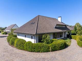 In Malle bevindt zich deze volledig gerenoveerde, luxueus afgewerkte woning met ruim bijgebouw (kantoor), schuur en de mogelijkheid om de achtergelegen weilanden bij te kopen. Ideaal voor wie op zoek is naar luxe en ruimte! <br /><br /><br />INDELING:<br />Bij binnenkomst wordt u verwelkomd in een stijlvolle inkomhal die meteen de toon zet voor de rest van de woning. Van hieruit heeft u toegang tot de ruime en luxueuze keuken, een echte eyecatcher met prachtig uitzicht op de groen aangelegde tuin. Aansluitend bevindt zich de lichtrijke zithoek met open haard waar grote raampartijen zorgen voor een overvloed aan natuurlijk licht en een directe connectie met de tuin.<br /><br />Grenzend aan de keuken vindt u een praktische wasruimte met op maat gemaakte kasten die bovendien directe toegang biedt tot de tuin, ideaal voor dagelijks comfort.<br /><br />Via een tweede hal bereikt u het slaapgedeelte op het gelijkvloers bestaande uit twee slaapkamers, een apart toilet en een badkamer voorzien van alle hedendaags comfort en kwalitatieve afwerking.<br /><br />Op de bovenverdieping beschikt de woning over twee ruime polyvalente ruimtes, een bijkomende slaapkamer, een zolderruimte en een tweede badkamer met douche en toilet.<br /><br />Buiten geniet u van een uitzonderlijk mooi open zicht op de omliggende weilanden en een unieke zwemvijver die het geheel een exclusief karakter geeft. De volledig omheinde tuin garandeert privacy en rust in een groene oase.<br /><br />Het domein omvat daarnaast een ruim bijgebouw met twee garages, een bureau met sanitaire voorzieningen en een aparte praktische schuur.<br /><br />Deze woning combineert luxe, ruimte en modern wooncomfort met een unieke ligging en hoogwaardige afwerking. Een zeldzame opportuniteit voor wie op zoek is naar iets uitzonderlijks.<br /><br />BIJZONDERHEDEN: <br />- Gunstig EPC<br />- Luxueuze afwerking<br />- Hedendaagse technieken<br />- Veel ruimte<br />- Groene oase<br />- Laadpaal<br /><br />Voor meer info of een bezoek ter plaatse kan u vrijblijvend contact opnemen met Lieselotte op 03.227.58.58 of lieselotte@reds.be.