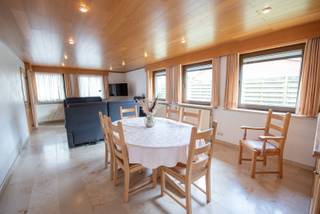 Goed gelegen, open bebouwing met alles op het gelijkvloers: inkom, toilet, ruime living, praktische keuken, wasplaats, badkamer, grote slaapkamer en multifunctionele ruimte (38 m²) met extra keuken en douche.<br />Veel opbergruimte dankzij de grote zolder. Aangename, zonnige tuin met terras.<br /><br />De multifunctionele ruimte kan ideaal zijn als bureau, handelsruimte, hobbyruimte, extra slaapkamer of garage.<br /><br />Troeven:<br />- Topligging: rustig gelegen maar vlakbij centrum <br />- Goed onderhouden, onmiddellijk bewoonbaar<br />- Extra ruimte biedt potentieel voor zelfstandigen of een 2de ruime slaapkamer<br /><br />Wenst u graag te komen kijken? Mailen naar sylvie@immoroba.be of een seintje op 09/388.53.53.