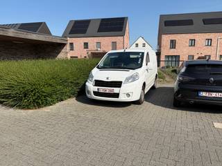<p>Op zoek naar een interessante investering of een comfortabel appartement op een rustige, groene locatie? Dan is dit charmante dakappartement op de tweede verdieping zeker een bezoek waard.</p>
<p>Het appartement beschikt over een aangename leefruimte met <strong>veel natuurlijke lichtinval</strong>, waardoor een open en luchtig gevoel ontstaat. De <strong>open keuken</strong> sluit naadloos aan op de woonkamer en vormt samen een gezellige leefomgeving. Verder omvat het appartement <strong>één slaapkamer</strong>, een <strong>badkamer met bad/douchecombinatie</strong>, een <strong>apart toilet</strong> en een praktische <strong>berging/wasplaats</strong>.</p>
<p>Extra troeven zijn de <strong>lift in het gebouw</strong>, een <strong>privatieve kelderberging van maar liefst 15 m²</strong> en een <strong>autostaanplaats</strong>, wat het wooncomfort aanzienlijk verhoogt.</p>
<p>De ligging is een absolute meerwaarde: midden in het centrum van Zammel, terwijl u tegelijkertijd geniet van een groene omgeving met tal van wandel- en recreatiemogelijkheden in de directe nabijheid.</p>
<p>Dankzij de aantrekkelijke ligging, de praktische indeling en de goede verhuurbaarheid vormt dit appartement een <strong>uitstekende opportuniteit voor investeerders</strong>.</p>
<p><strong>Beschikbaar vanaf begin 2027.</strong></p>
<p>Interesse? Contacteer ons gerust voor meer informatie of een bezichtiging.<br /><br />0475/58.02.89 of info@denimmo.be</p>