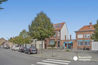 Welkom in deze ruime en verzorgde gezinswoning in Zandvoorde, een deelgemeente van Oostende. De woning combineert een verrassend ruime indeling met vier slaapkamers, een gezellige tuin en een aantal interessante energetische troeven.<br /><br />Op het gelijkvloers kom je binnen via de inkomhal die toegang geeft tot de ruime leefruimte en eetplaats. Dankzij de grote raampartijen geniet deze ruimte van veel natuurlijk licht. Aansluitend bevindt zich de ruime keuken, die praktisch is ingericht en rechtstreeks toegang biedt tot de veranda. Deze vormt een aangename extra leefruimte met zicht op de tuin. Verder zijn op het gelijkvloers een apart toilet en een ruime kelder aanwezig, ideaal als extra berg- en technische ruimte.<br /><br />De buitenruimte is een absolute meerwaarde. De woning beschikt over een koer, tuin, vijver en tuinhuis en is bovendien bereikbaar via een gedeelde zij-ingang. Hierdoor is er voldoende ruimte om zowel te ontspannen als praktisch gebruik te maken van de tuin.<br /><br />Op de eerste verdieping bevinden zich drie volwaardige slaapkamers, elk voorzien van ingemaakte kasten, en een badkamer met douche, toilet en lavabo. De tweede verdieping biedt nog een vierde slaapkamer en een ruime zolder, waardoor ook hier heel wat extra mogelijkheden aanwezig zijn.<br /><br />Ook op technisch vlak heeft de woning heel wat te bieden. Zo beschikt ze over een recente Viessmann HR-ketel uit 2024, twaalf zonnepanelen, een regenwaterput van maar liefst 25.000 liter en deels geïsoleerde muren. Met een EPC-score van 231 kWh/m² en energielabel C is er bovendien geen renovatieverplichting van toepassing.<br /><br />Met een bewoonbare oppervlakte van circa 178 m², een perceel van 226 m² en vier slaapkamers is dit een ideale woning voor wie op zoek is naar ruimte, comfort en een aangename buitenomgeving in de regio Oostende.<br /><br />Interesse? Contacteer ons en plan uw bezoek in!
