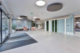 Ruime en instapklare kantoorruimte van 64 m² op de 1ste verdieping, strategisch gelegen in Wilrijk met vlotte bereikbaarheid via A12 en E19. Uitgerust met moderne faciliteiten, badge- en beveiligingssysteem, vergaderzalen en serverruimte. Overname meubilair is mogelijk.