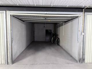 De garagebox is gelegen op verdieping -1, gelegen te Zilvermeeuwenlaan 1 in Westende. De garagebox is vlot bereikbaar via de gemeenschappelijke ingangspoort en bevindt zich in het centrum van Westende-bad, vlak aan de Zeedijk!Afmetingen: - Inrijbreedte: 2.53m- Breedte: 2.79m- Diepte: 5.29m- Hoogte: 1.80mDe garagebox is centraal gelegen, vlak aan de Zeedijk en aan het centrum te Westende-Bad.Interesse in deze garagebox te Westende? Contacteer ons kantoor voor een bezichtiging ter plaatse!Bestuursmaatregelen in het maatregelenregister: nee